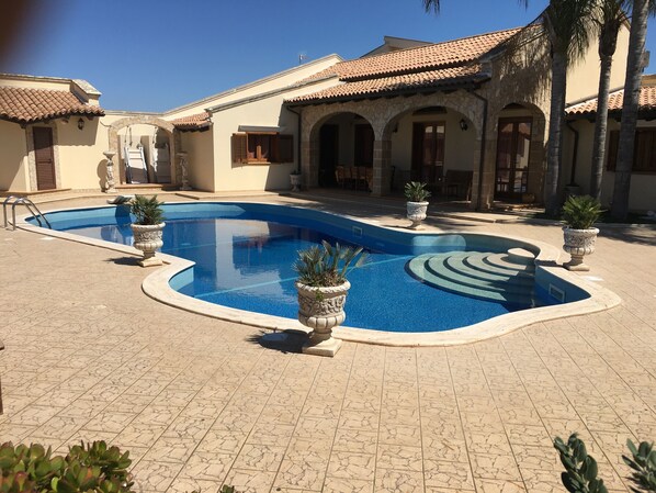 Outdoor pool - "FORTUNA" Luxury double room in prestigious Villa with shared pool. (Mazara del Vallo)