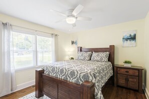 2 bedrooms, iron/ironing board, free WiFi, bed sheets