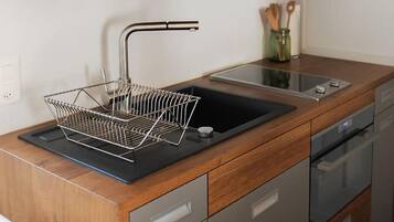 Réfrigérateur, four, cafetiÚre/bouilloire, tables à manger