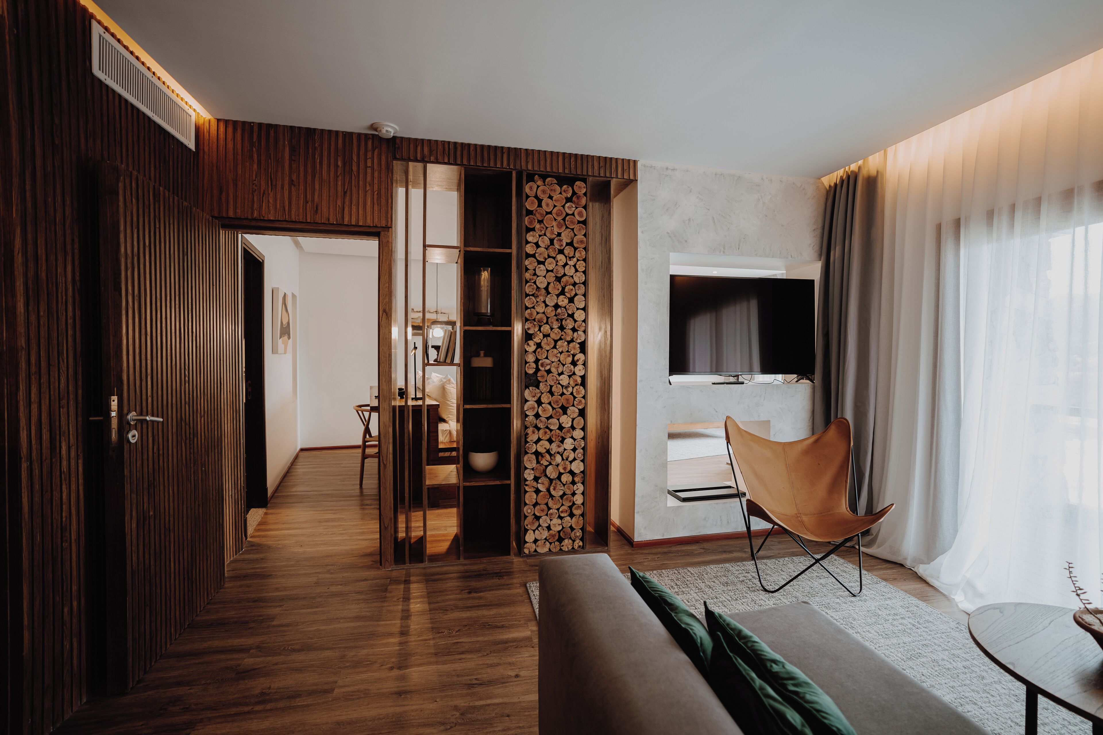 Minibar, caja de seguridad en la habitación y decoración personalizada 