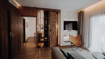Minibar, caja de seguridad en la habitación y decoración personalizada