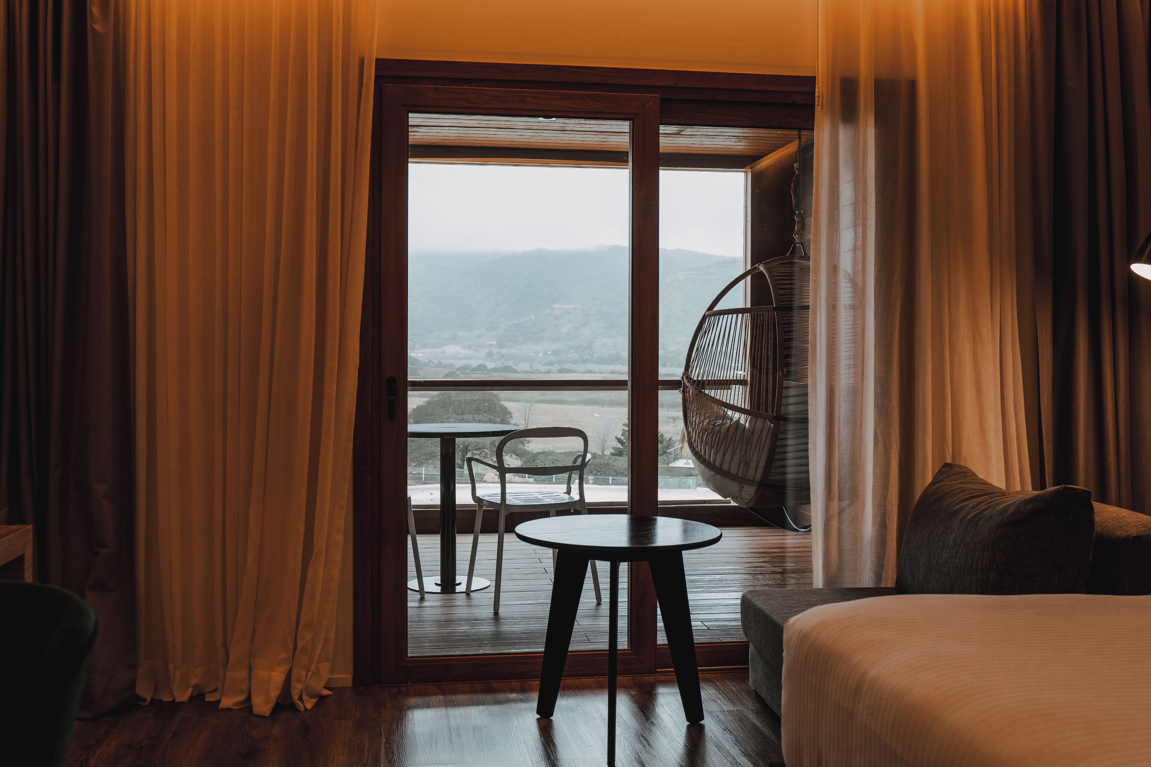 Minibar, caja de seguridad en la habitación y decoración personalizada 