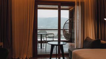 Minibar, caja de seguridad en la habitación y decoración personalizada