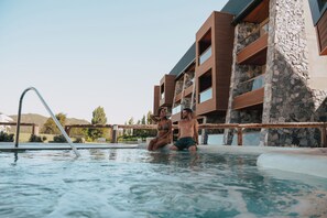 Sauna, bain à remous, massages des tissus profonds, massages sportifs