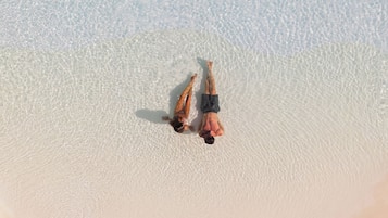 Una piscina techada, una piscina al aire libre de temporada