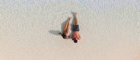 Innenpool, Außenpool (je nach Saison geöffnet), Liegestühle