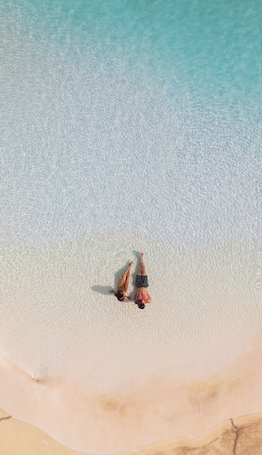 室内游泳池,季节性开放的室外游泳池,09:00 至 21:00 开放,日光浴躺椅