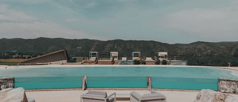 Una piscina techada, una piscina al aire libre de temporada