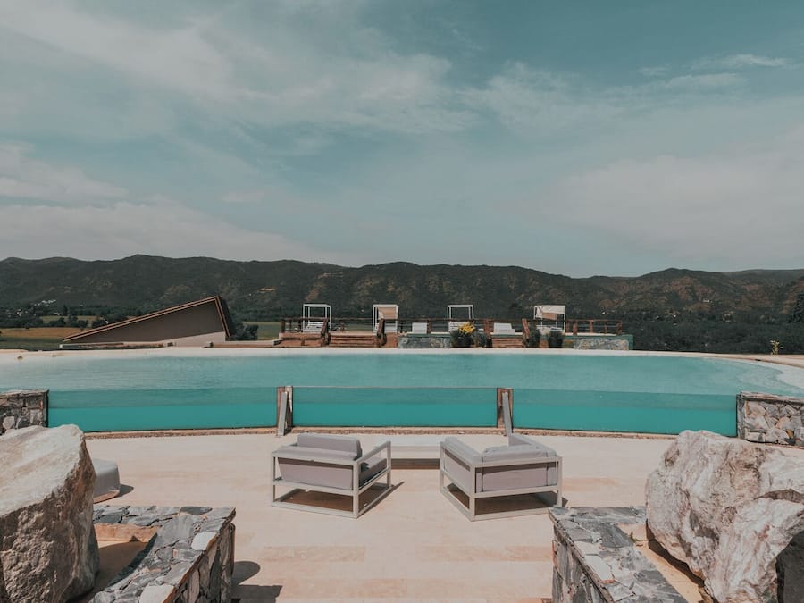 Hồ bơi trong nhà, hồ bơi ngoài trời phục vụ theo mùa, ghế dài tắm nắng