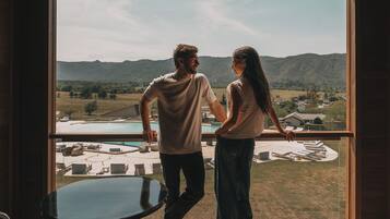 Minibar, caja de seguridad en la habitación y decoración personalizada
