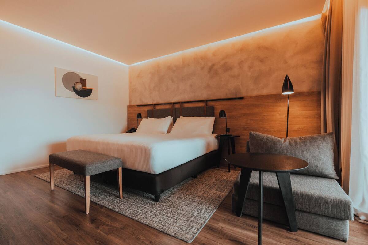 Grand kamer, 1 kingsize bed (Grand View) | Een minibar, een kluis op de kamer, een bureau, een laptopwerkplek