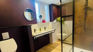 Douche, sĂšche-cheveux, serviettes fournies, savon