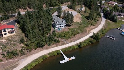 CDA lake house with dock, firepits and water toys