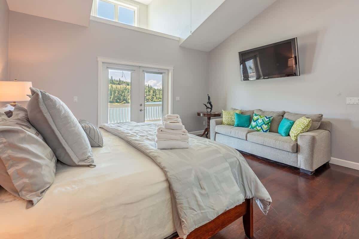 4 bedrooms, iron/ironing board, travel crib, free WiFi