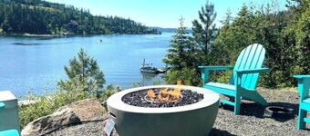 CDA lake house with dock, firepits and water toys