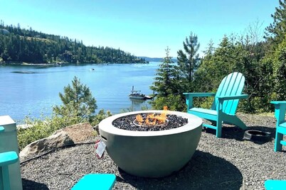 CDA lake house with dock, firepits and water toys