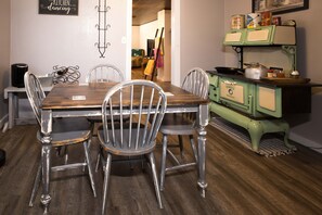 Dining - Triple H Properties (Eminence)