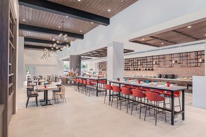 Breakfast, lunch, dinner served; local and international cuisine  - Park Inn By Radisson Bacolod (Bacolod)