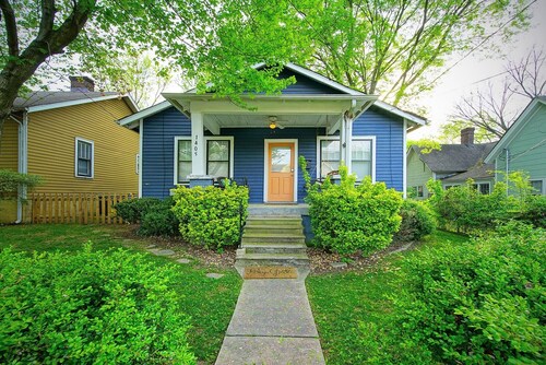 Southern Charm: Minutes to downtown Nashville with a cozy porch swing