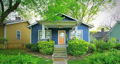 Southern Charm: Minutes to downtown Nashville with a cozy porch swing