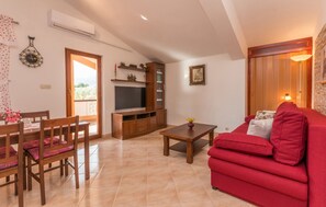 Appartement, 1 très grand lit et 1 canapé-lit | Salle de séjour | Télévision de 30 pouces avec chaînes numériques, cheminée