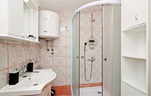Appartement, 1 trÚs grand lit et 1 canapé-lit | Salle de bain | Douche, séchoir à cheveux, serviettes fournies