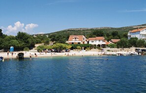 A coastal area with buildings, a beach, and boats. - Obrovackrusevo, Modern apt w. Terrace & sea View (Obrovac)