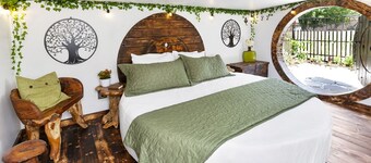 Hobbit House - Couples Hideaway