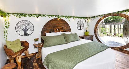 Hobbit House - Couples Hideaway