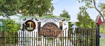 Hobbit House - Couples Hideaway