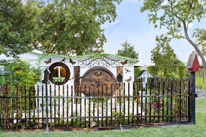 Hobbit House - Couples Hideaway