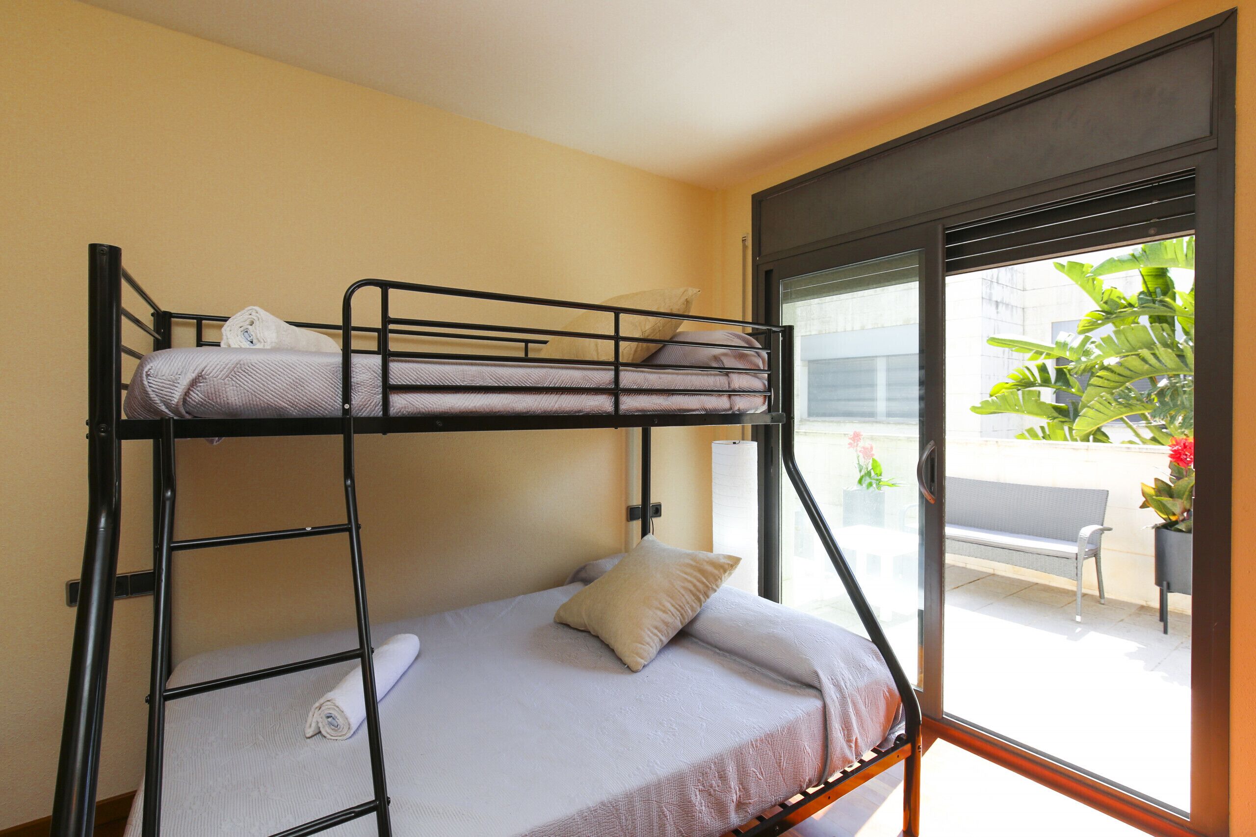 4 slaapkamers, een strijkplank/strijkijzer, gratis wifi, beddengoed