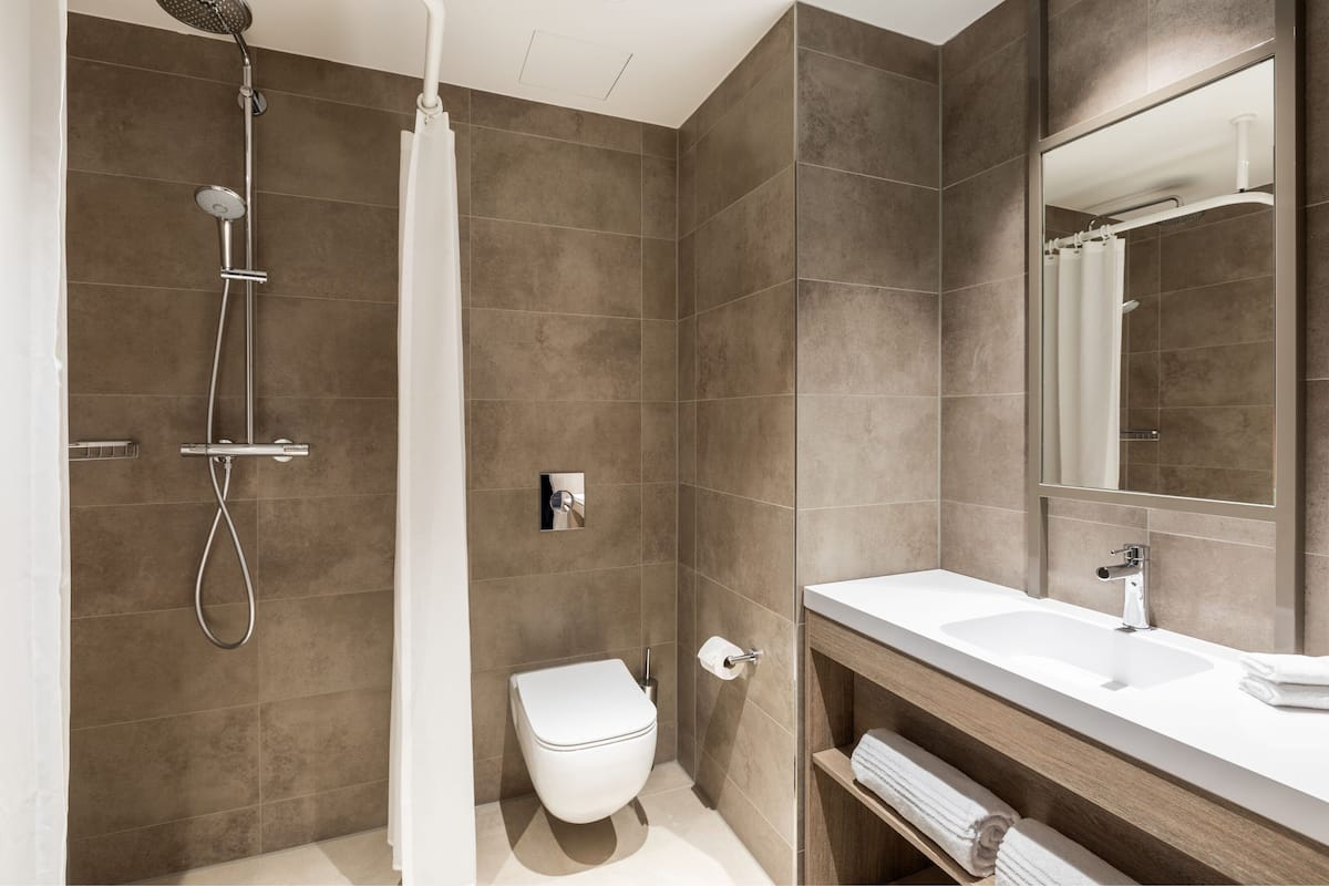 room, 1 king bed | bathroom | shower, hydromassage showerhead, free toiletries, hair dryer