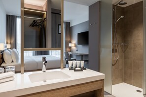 Een douche, een hydromassagedouche, gratis toiletartikelen