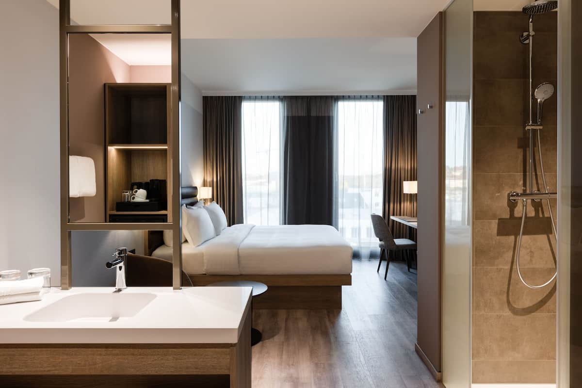 shower, hydromassage showerhead, free toiletries, hair dryer