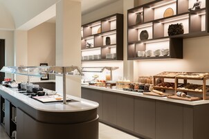 Desayuno buffet diario (EUR 29.50 por persona)