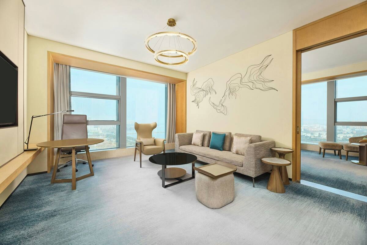 Premier Suite, 1 Bedroom, Lake View | Living room