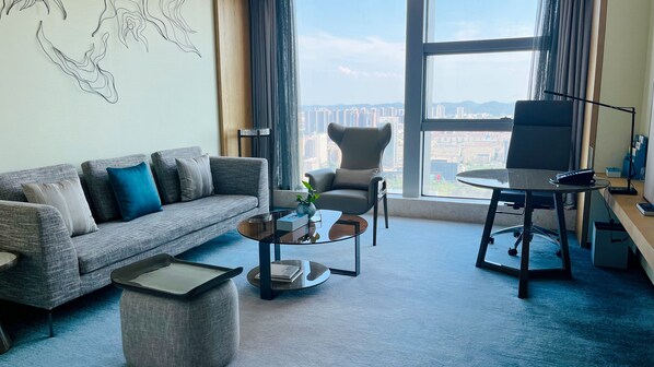 Premier Suite, 1 Bedroom, Lake View | Living area