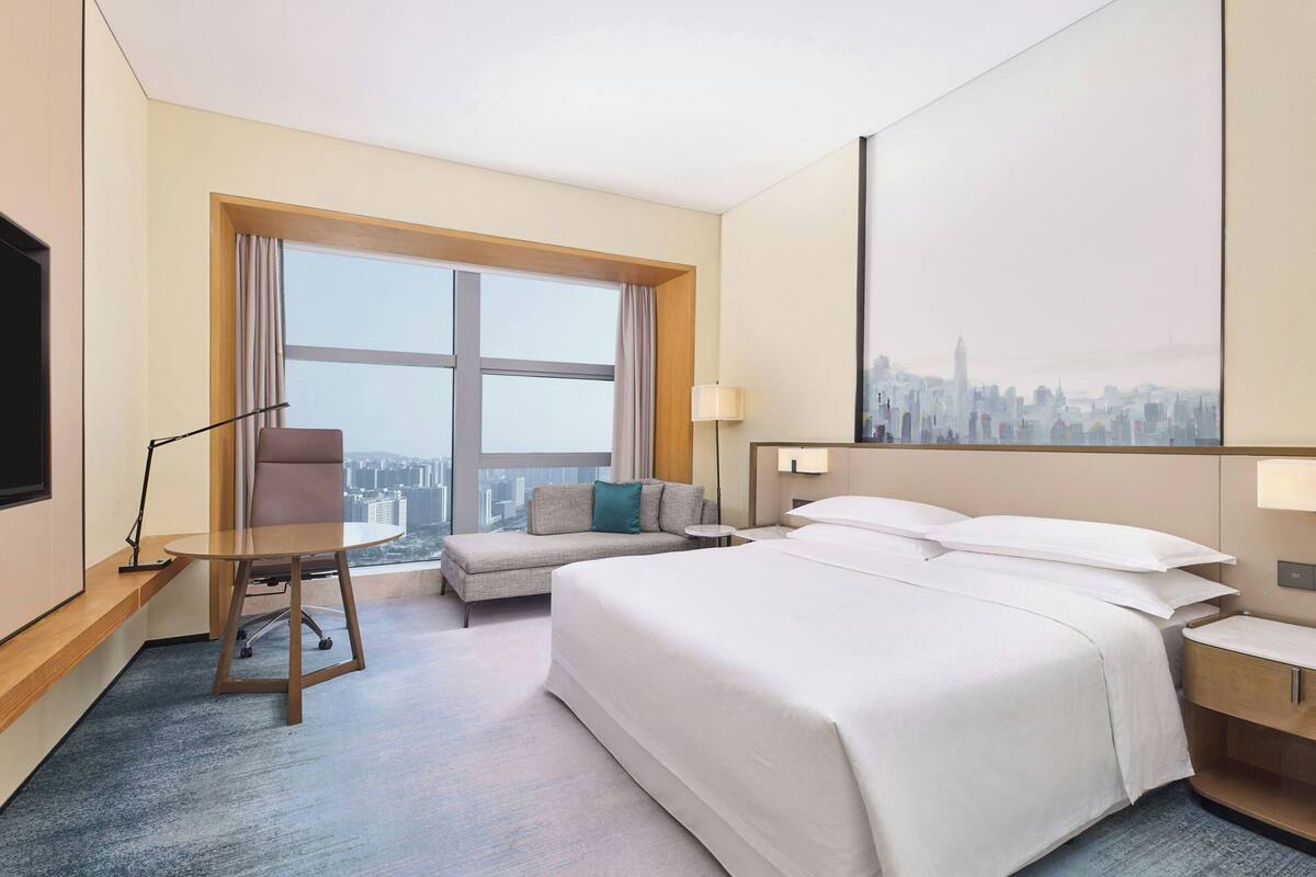 Deluxe Room, 1 King Bed, City View