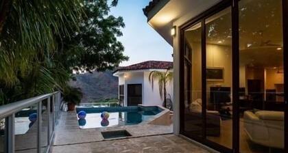 A few steps from a private beach, surf, luxury, daily housekeeping and jacuzzi