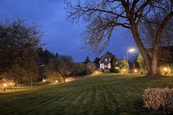 Omas Ferienhaus mit Park - by night