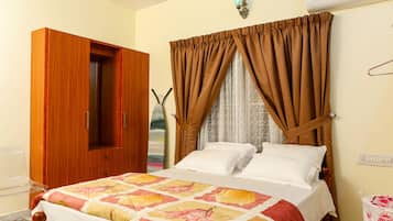 3 bedrooms, desk, iron/ironing board, free WiFi