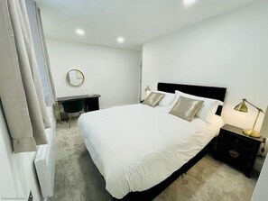 3 slaapkamers, een strijkplank/strijkijzer, gratis wifi, beddengoed