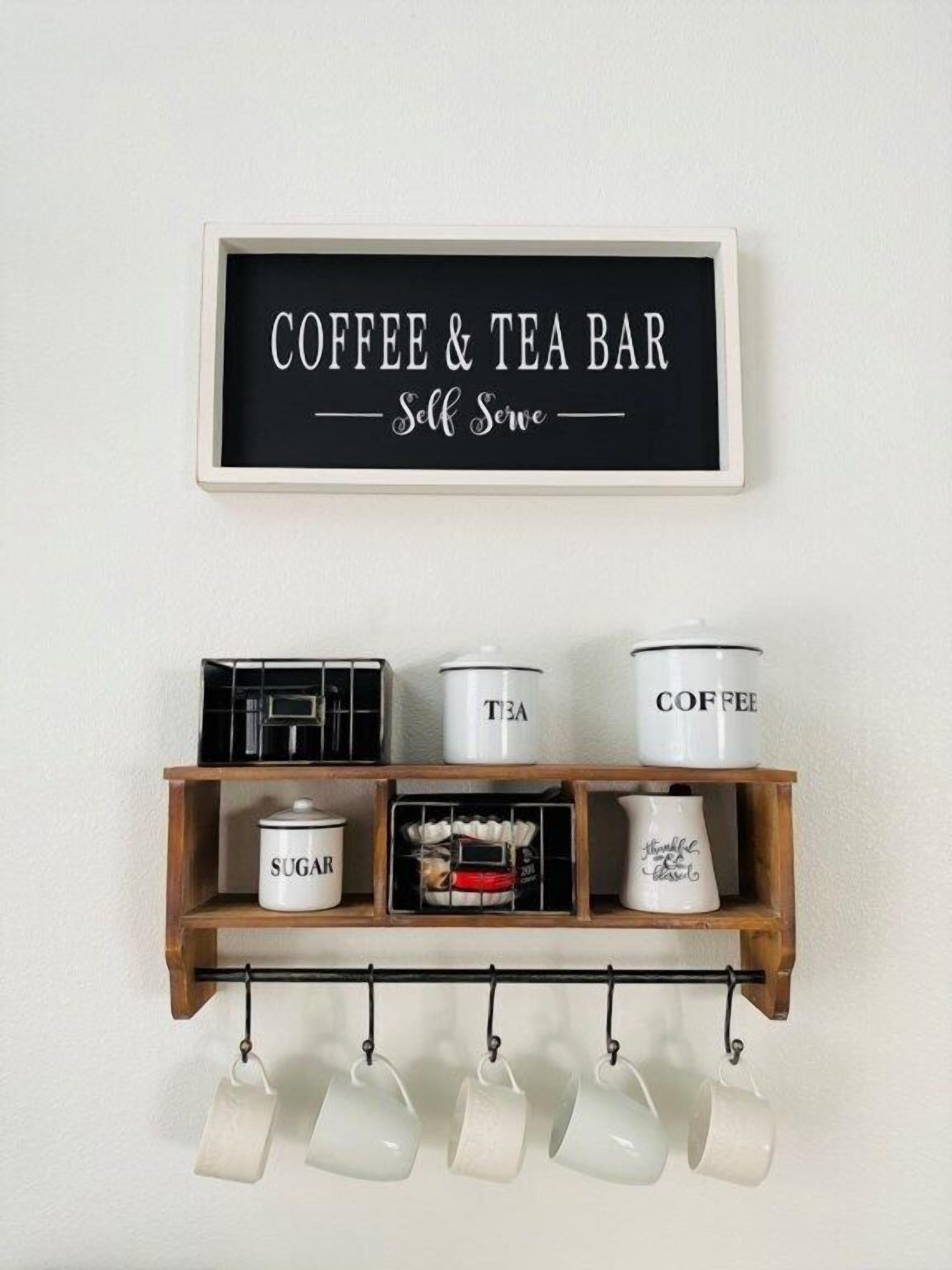 Un mur de cuisine avec une pancarte indiquant « Bar à café et à thé en libre-service » et une étagère avec des récipients et des tasses étiquetés.