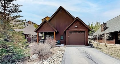 Mountain Retreat | Fire Pit | 3 Blocks off Main St.