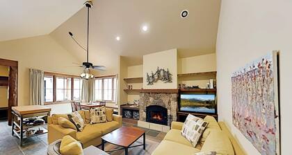 Mountain Retreat | Fire Pit | 3 Blocks off Main St.