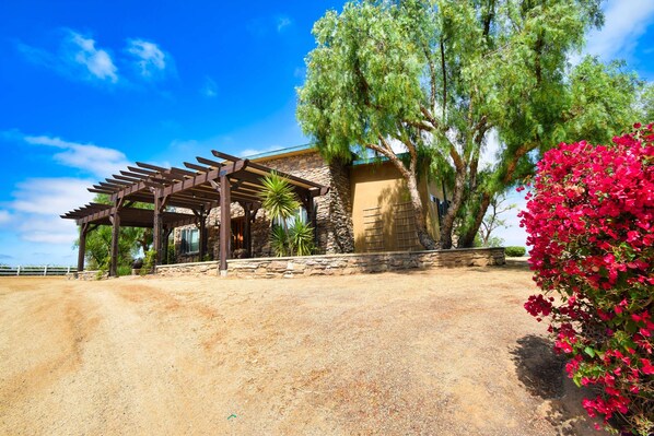 المنشأة من الخارج