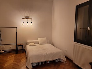 3 chambres, bureau, fer et planche Ă repasser, lit parapluie