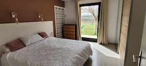 3 slaapkamers, een bureau, een strijkplank/strijkijzer, reisbedje