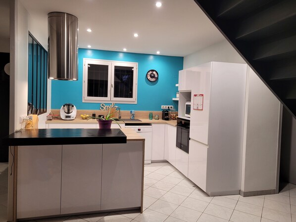 Réfrigérateur, micro-ondes, four, plaque de cuisson